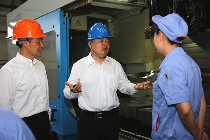 郝鹏与yl6809永利集团一线生产职员深入交流